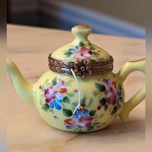 Richard Limoges Yellow Teapot w/Tea bag inside